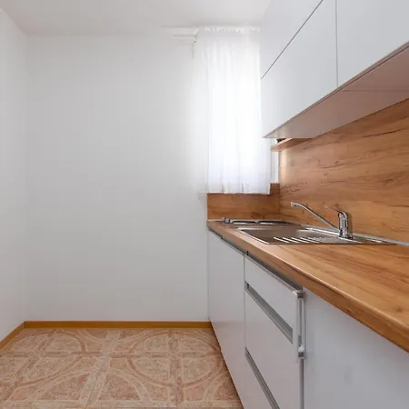 Appartamento 1 Bedroom Awesome In Seline