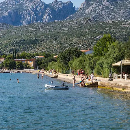 1 Bedroom Beautiful In 셀리네