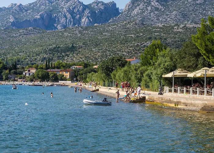 1 Bedroom Beautiful In 셀리네